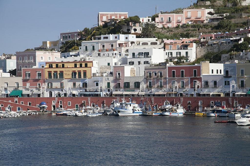 Raffaele Apartment Ponza Bilik gambar